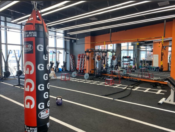 Oxygen column in gym cardio area
